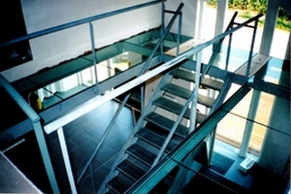 Escalier fer forgé et passerelle en verre
